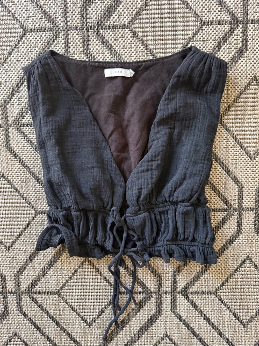 Lush‎ Cotton tie-front top with a ruffled and ruched hem and v-neckline - Picture 2 of 10